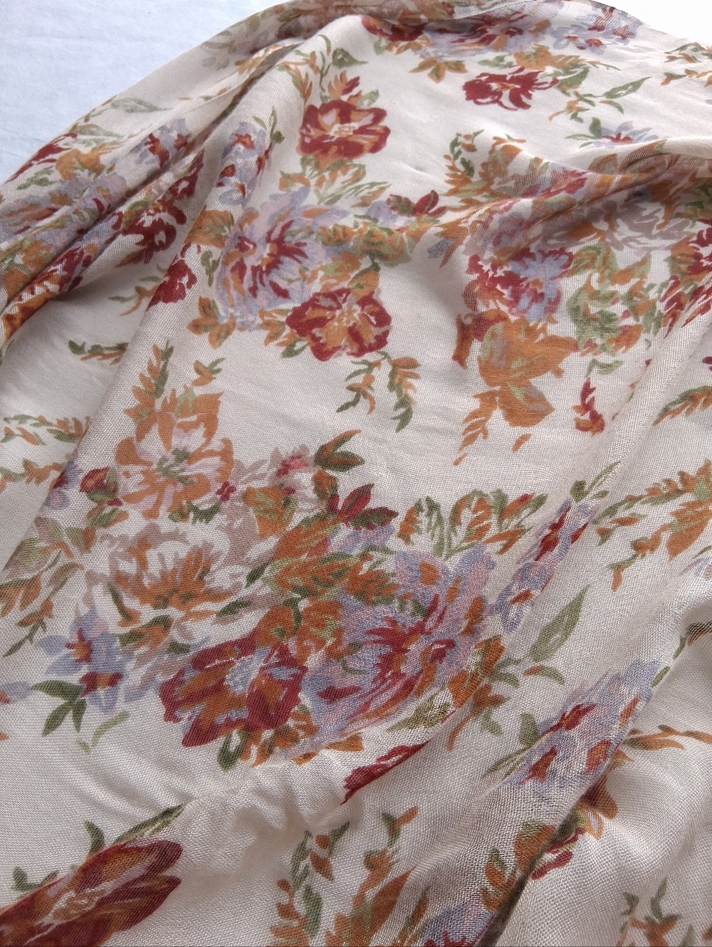 Reitmans Scarf Floral Lightweight Rectangular Cream, Red & green - Picture 4 of 15